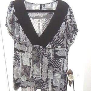 Essentials by Milano. Black & White Sheer printed short sleeve shirt. Size L